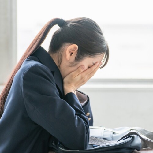 悩む女子学生