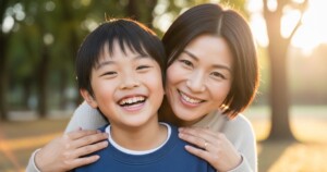 笑顔の母と息子