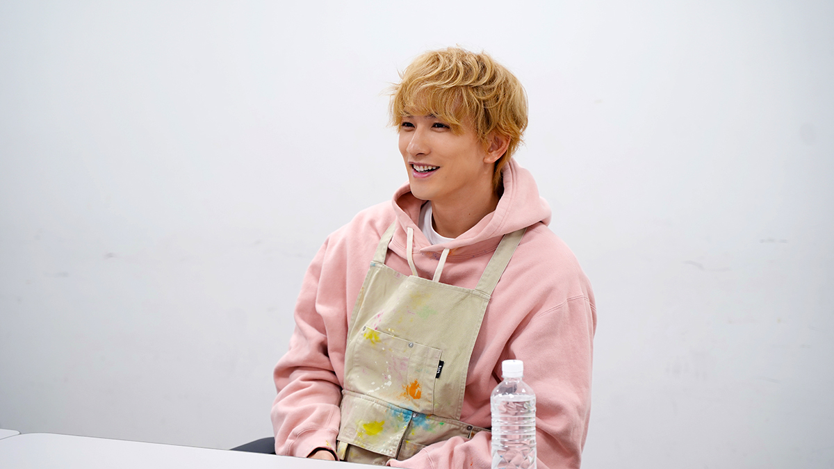 取材に応える町田啓太さん（撮影：石井しこう）